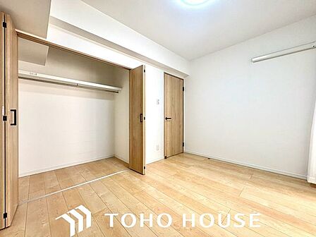 日照に恵まれたお部屋。柔らかい自然光で朝目覚める暮らしが送れるだろう。また、機能的なクローゼットを配置して、片付いた空間も実現出来そう。