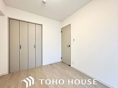 クローゼットには洋服や本を収納できるので、お部屋はすっきり広々と使うことができます。お好みの家具を自由にレイアウトしてください。