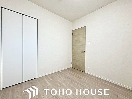 住まう方自身でカスタマイズして頂けるように「シンプル」にデザインされた室内。家具やレイアウトでお好みの空間を創り上げられます。