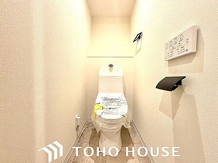 シンプルに清潔感のあるホワイト色。収納が付いて実用性も兼ね備えた造り。換気出来るよう、窓も完備。いつも清潔な空間であって頂けるよう配慮しました。