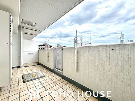 今日も、明日も、この街で、きっと誰かがしあわせになる物語が描かれていくはずです。同じ風景が毎日365日、まったく違う顔を見せてくれる。爽快な風も毎日やさしく頬をなででくれます。
