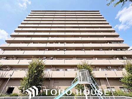モダンなサイディングやアクセントカラーを効果的に配した、意匠性の高い外観デザイン。細部の部材やサッシの配置にまでこだわることで、シンプルながらも単調にならない立体的な美しさを表現しています。
