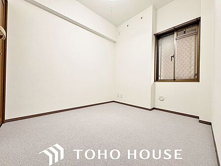 凹凸が少なく家具の配置を想定しやすいすっきりとした形状の洋室。ベッドやデスクのレイアウトがしやすく、限られた空間を有効に活用できるため、子ども部屋や書斎としても重宝する間取りです。