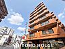 外観：周囲の街並みと美しく調和する、洗練されたデザインの外観。飽きのこないシンプルなカラーリングとスタイリッシュなフォルムが、住まいとしてのクオリティの高さと落ち着いた佇まいを演出します。