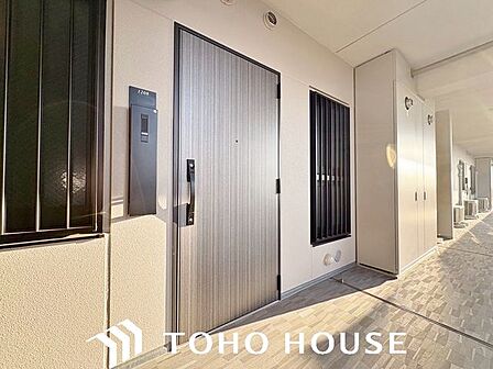 共用廊下側からの視線や防犯面に配慮された、シンプルでオーソドックスなマンションの玄関扉。新聞受けやインターホンがコンパクトにまとまっており、毎日の通行がスムーズに行える機能的な造りです。