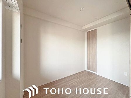 どんな色調の家具やカーテンとも調和しやすく、お好みのテイストに合わせた部屋づくりを自由に楽しめる、コーディネートのしやすい空間です。※現況写真にAIによる画像処理(家具等を消す)がされています。
