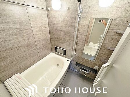 ゆったりと浸かれる浴槽や、水はけが良くお手入れのしやすい床材など、日々の使い勝手とメンテナンスのしやすさに配慮された快適な機能美空間です。※現況写真にAIによる画像処理(家具等を消す)がされています。