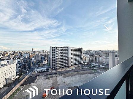 日々の暮らしに心地よいゆとりを与えてくれる、窓からのスッキリとした景色。空を近くに感じられる開放感があり、日中は室内に明るい光をもたらすため、天候や季節の移り変わりを身近に実感できる眺望です。