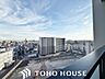 その他：日々の暮らしに心地よいゆとりを与えてくれる、窓からのスッキリとした景色。空を近くに感じられる開放感があり、日中は室内に明るい光をもたらすため、天候や季節の移り変わりを身近に実感できる眺望です。