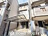 外観：陽光を効率よく取り込めるよう、窓の配置や建物の形状に配慮された設計。外からの視線を適度に遮りながらも、室内に明るい光と心地よい風を届ける工夫が外観デザインからも見て取れます。