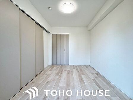 住まう方自身でカスタマイズして頂けるように「シンプル」にデザインされた室内。家具やレイアウトでお好みの空間を創り上げられます。