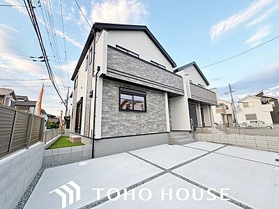 外観:落ち着いた住環境に相応しい、気品ある佇まいの外観デザイン。前面道路の幅員(または周辺の開放感)にも恵まれており、圧迫感を感じさせない開放的でスッキリとした外観が魅力的な物件です。 外観:落ち着いた住環境に相応しい、気品ある佇まいの外観デザイン。前面道路の幅員(または周辺の開放感)にも恵まれており、圧迫感を感じさせない開放的でスッキリとした外観が魅力的な物件です。