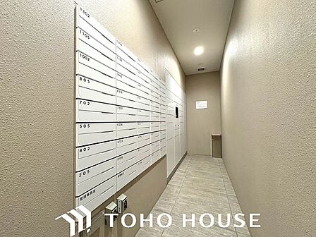宅配BOX付き。不在時の受け取りがとても便利で玄関を開けて対応する必要が無いので防犯にも役立ちます。