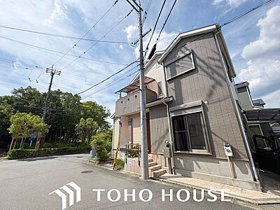 外観：家族の温かさと陽光の暖かさ、楽しい毎日と明るい未来を予感させる「空間が織り成すひとつ先の住み心地」を演出します。是非一度、ご自身にて御覧ください。