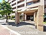 外観：街に溶け合う美しい景観を生みだしているにも関わらず、採光や風通しを考えて設計された間取り。近隣との視線を考え、街全体で調整される窓位置。外観だけでなく、そこに住まうご家族の心地よさを最優先しました。