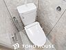 トイレ：ホワイトを基調とした、清潔感あふれるシンプルなトイレ空間。限られたスペースながらも、お手入れのしやすい床材やクロスが採用されており、日々の掃除がスムーズに行える機能的な造りに仕上がっています。