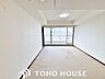 寝室：心と体をゆったりと安らげる主寝室。寝室のゆとりが大きい分だけ、暮らしの安らぎは深まります。一日の疲れを癒すだけでなく、ご夫婦の親密な語らいを紡ぎ出します。