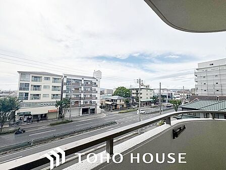 前面に極端な遮蔽物がなく、程よい開放感を確保した窓からの眺望。外からの視線が直接気になりにくい配置(または距離感)が保たれており、室内にいながら周囲の落ち着いた住環境を確認できる安心の景色です。