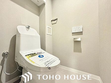 清潔感のあるシンプルなトイレ空間です。ペーパーホルダーの上などに小物を置けるスペースがあり便利です。