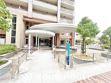 その邸が魅せる、気品・上質・重厚感・極細やかさ、そのすべては訪れた者に安らぎと品性を与える特別な空間です。ここに住むからこそ意味がある。すべての(始まり)をここから迎えます。