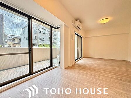 外の光がリビング全体に広がり、温かみのある解放的な空間です。