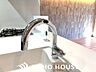 キッチン：ボタンひとつで浄水と原水に切り替えられる浄水器一体型水洗を使用。お米を炊いたりする際には浄水機能をつかうこともできて、人気の商品です。