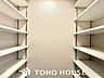 収納：「あとちょっと収納があれば」、「ここにも収納が欲しいな」・・・誰もが一度は悩まれたご経験があるのではないでしょうか。住まう方に、より良い空間をと創造された邸宅は、住み心地の良い空間に仕上がっています。
