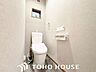 トイレ：ホワイトを基調とした、清潔感あふれるシンプルなトイレ空間。限られたスペースながらも、お手入れのしやすい床材やクロスが採用されており、日々の掃除がスムーズに行える機能的な造りに仕上がっています。