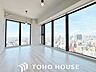 リビング/ダイニング：窓からの採光を室内の奥まで取り込めるよう配慮された設計。ホワイトベースの内装が光を反射し、お部屋全体に爽やかな明るさと奥行きをもたらすため、帖数以上の視覚的開放感を演出します。