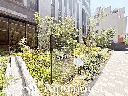 住まう方の誇りを満たす、重厚感と洗練されたデザインが調和した館銘板。タワーマンションの顔として、訪れるゲストを優雅にお迎えします。毎日の帰り道に安心とステータスを感じさせる佇まいです。