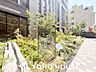 その他：住まう方の誇りを満たす、重厚感と洗練されたデザインが調和した館銘板。タワーマンションの顔として、訪れるゲストを優雅にお迎えします。毎日の帰り道に安心とステータスを感じさせる佇まいです。