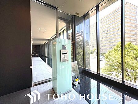 エントランスの写真になります。セキュリティーも良好なオートロックも完備しております。