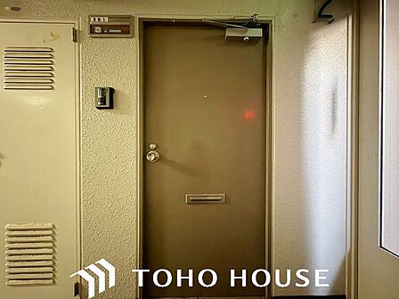 共用廊下側からの視線や防犯面に配慮された、シンプルでオーソドックスなマンションの玄関扉。新聞受けやインターホンがコンパクトにまとまっており、毎日の通行がスムーズに行える機能的な造りです。