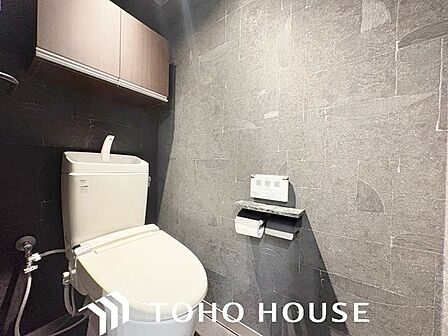 ホワイトを基調とした、清潔感あふれるシンプルなトイレ空間。限られたスペースながらも、お手入れのしやすい床材やクロスが採用されており、日々の掃除がスムーズに行える機能的な造りに仕上がっています。