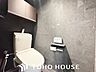 トイレ：ホワイトを基調とした、清潔感あふれるシンプルなトイレ空間。限られたスペースながらも、お手入れのしやすい床材やクロスが採用されており、日々の掃除がスムーズに行える機能的な造りに仕上がっています。