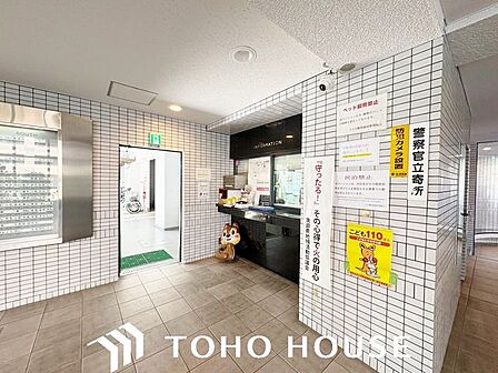 床面やガラス類が綺麗に維持されており、日頃の丁寧な巡回・清掃体制が窺えるエントランス。共有部が常に清潔に保たれていることは、物件全体の良好な管理状態と購入後の安心感を示す重要な要素です。
