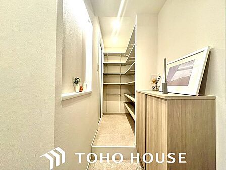 「行ってきます」と「ただいま」は、この玄関から始まります。清潔感のある空間を保てるよう、収納スペースを広く設けておりますので、たくさんある靴もすべて収納して頂け、玄関をスッキリ綺麗な空間に纏めます。