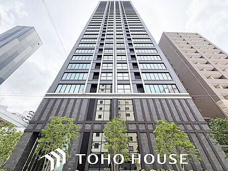モダンなサイディングやアクセントカラーを効果的に配した、意匠性の高い外観デザイン。細部の部材やサッシの配置にまでこだわることで、シンプルながらも単調にならない立体的な美しさを表現しています。