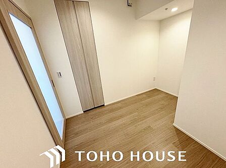 心地よい風が通り抜けるよう配慮された窓配置の洋室。湿気がこもりにくく、一年を通して快適な室内環境をキープできるため、ご家族皆がリラックスして過ごせる健やかな空間を実現しています。