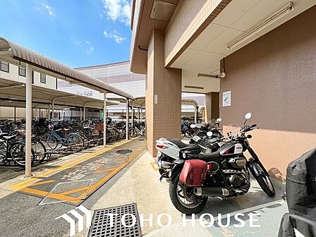 通勤や休日のお出かけに便利な専用バイク置場を完備。ゆとりあるスペース設計で、日常の愛車の管理も快適に行えます。