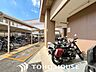 設備：通勤や休日のお出かけに便利な専用バイク置場を完備。ゆとりあるスペース設計で、日常の愛車の管理も快適に行えます。