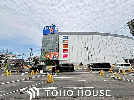 ライフ三国橋店 徒歩8分。 590m