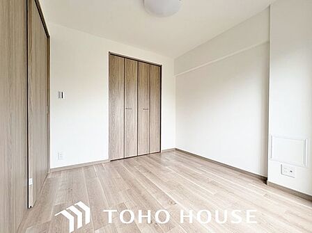 凹凸が少なく家具の配置を想定しやすいすっきりとした形状の洋室。ベッドやデスクのレイアウトがしやすく、限られた空間を有効に活用できるため、子ども部屋や書斎としても重宝する間取りです。