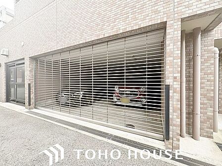 雨風から大切な愛車を守る、屋根付きの駐車場です。天候を気にせず荷物の積み下ろしができ、防犯面でも安心感があります。
