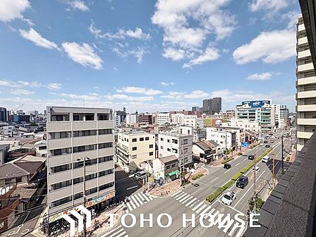 日々の暮らしに心地よいゆとりを与えてくれる、窓からのスッキリとした景色。空を近くに感じられる開放感があり、日中は室内に明るい光をもたらすため、天候や季節の移り変わりを身近に実感できる眺望です。