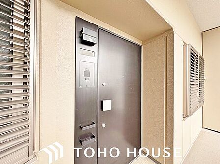 共用廊下側からの視線や防犯面に配慮された、シンプルでオーソドックスなマンションの玄関扉。新聞受けやインターホンがコンパクトにまとまっており、毎日の通行がスムーズに行える機能的な造りです。