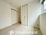 室内：たっぷりと荷物が入るよう、ウォークインクローゼットを完備いたしました。画像と現地では大きさ、広さの感覚が違います。是非、ご自分の目で確かめてください。