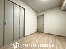 洋室：居室にはクローゼットを完備し、自由度の高い家具の配置が叶うシンプルな空間です。お子様の成長と必要になる子供部屋を与えるにはぴったりの間取りですね。