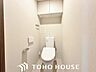 トイレ：ホワイトを基調とした、清潔感あふれるシンプルなトイレ空間。限られたスペースながらも、お手入れのしやすい床材やクロスが採用されており、日々の掃除がスムーズに行える機能的な造りに仕上がっています。