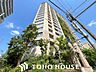 外観：エントランスへと続くゆとりあるアプローチと、視覚的な開放感を備えた外観設計。敷地内の植栽や共有スペースもすっきりと整備されており、居住者や訪れる人々を落ち着いた雰囲気で迎え入れます。